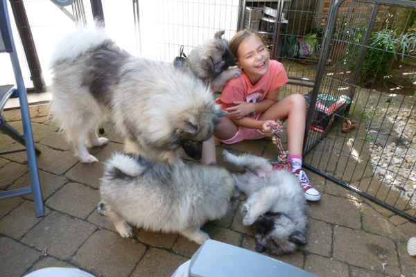 Mit Kindern kann man soooooo schn spielen und die Ohren lecken! 